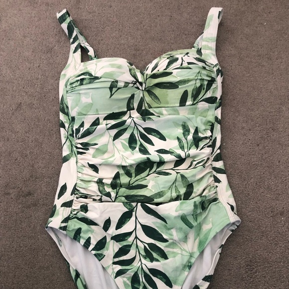 Gorgeous green print Nip Tuck one piece swim suit - Picture 1 of 5